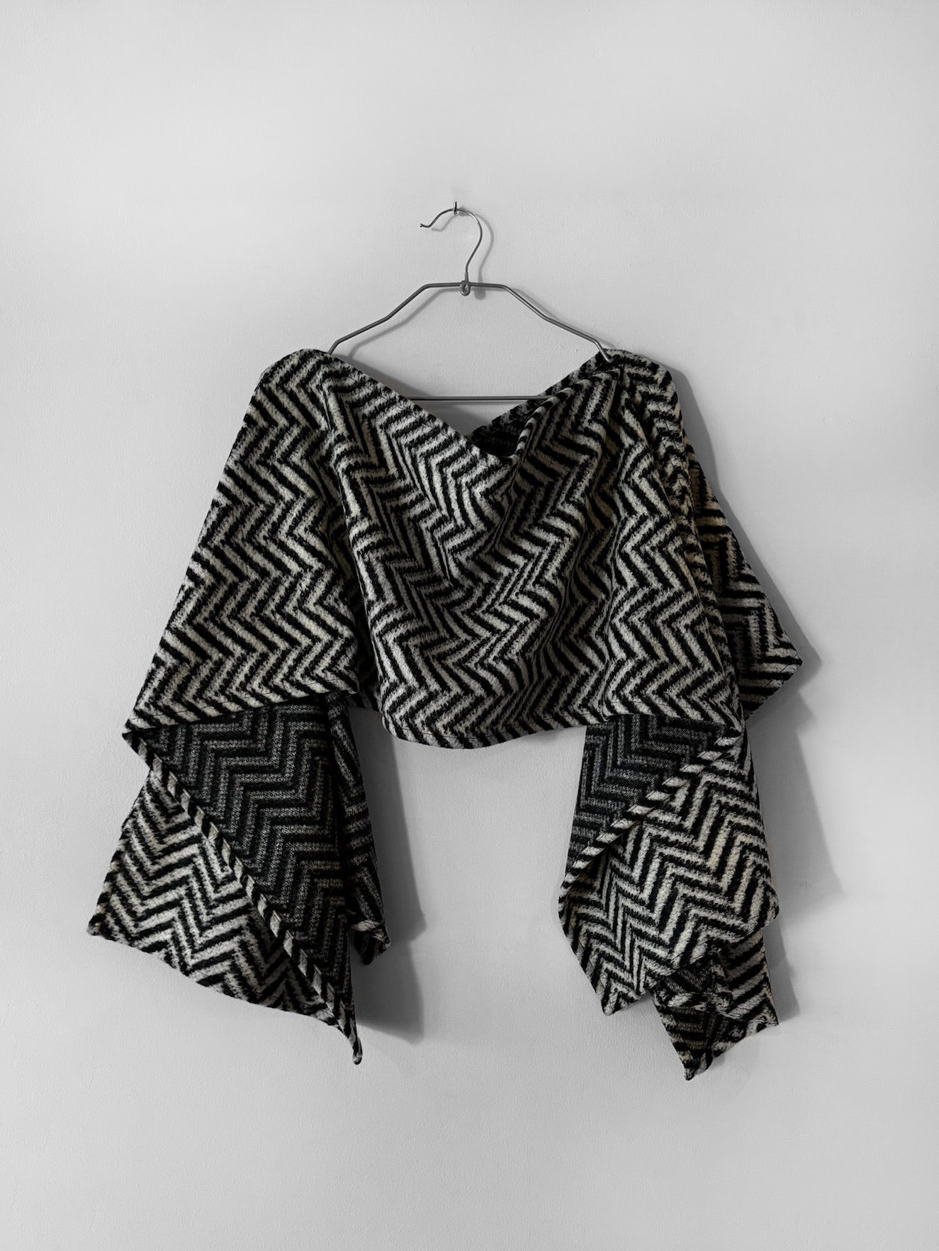 Geometric pattern scarf BW - small