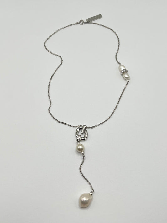 Swaying pearl necklace - silver
