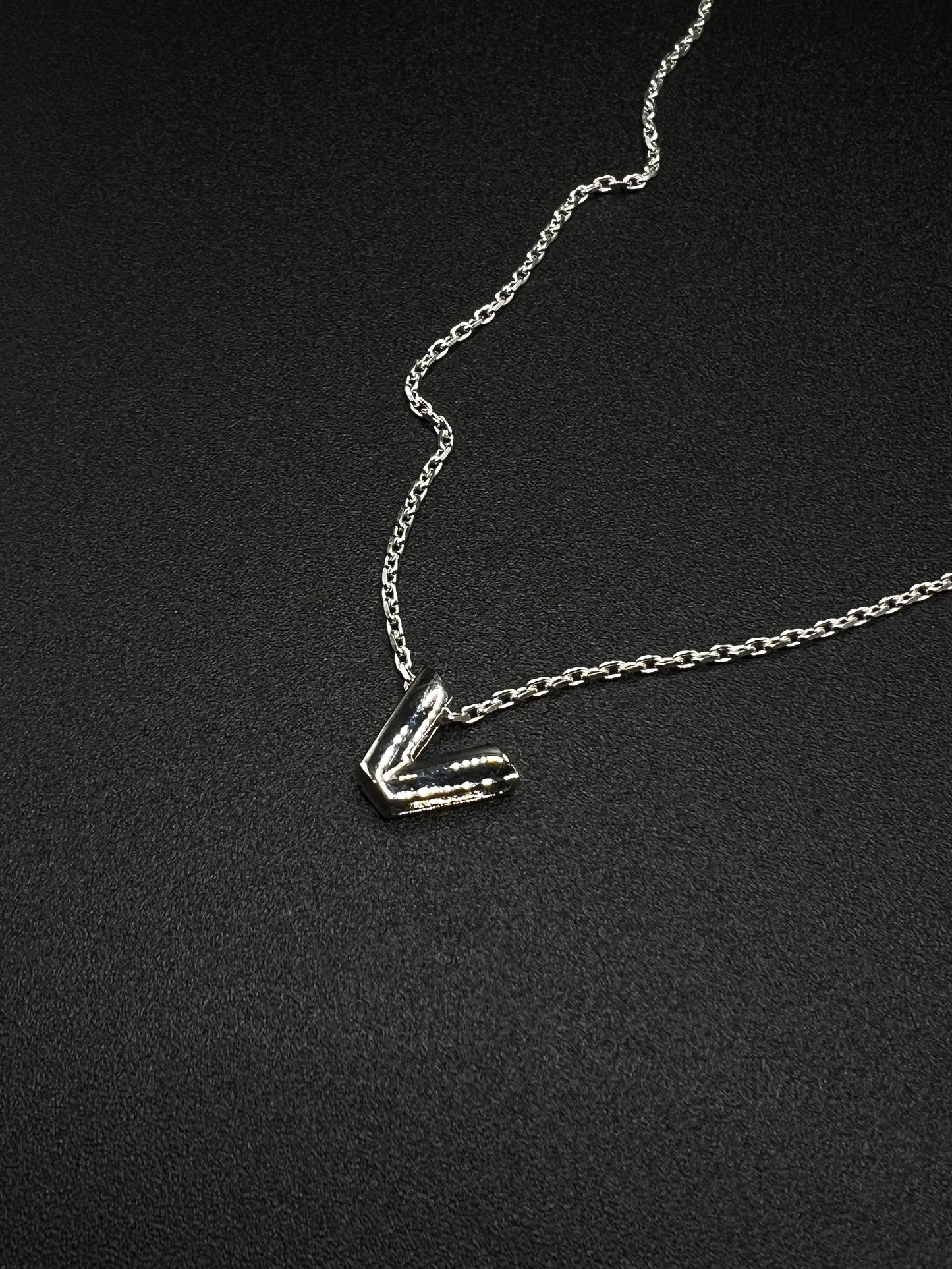 Initial "V" necklace -silver925